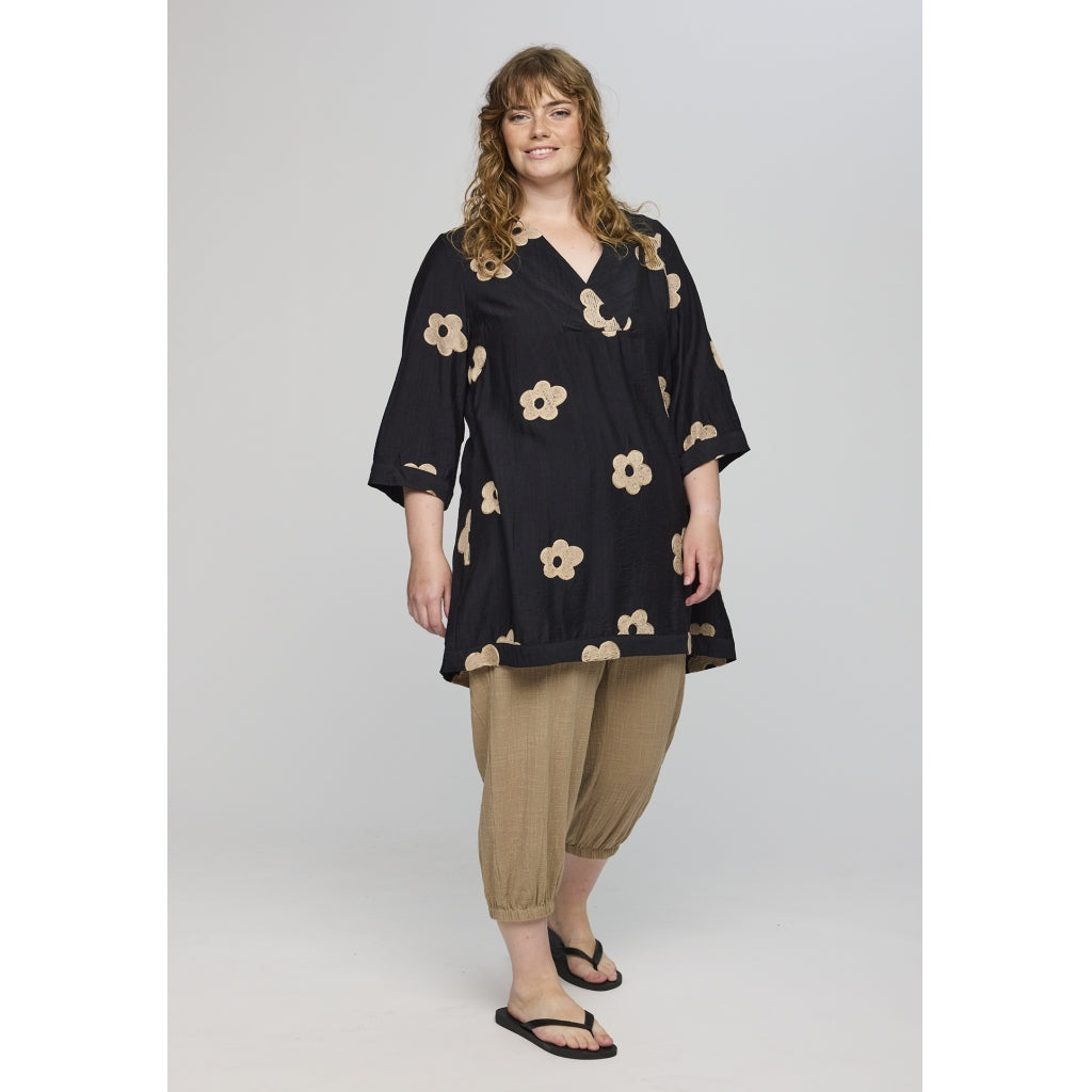 Studio SAnnabelle Tunic Tunic Black with sand flowers