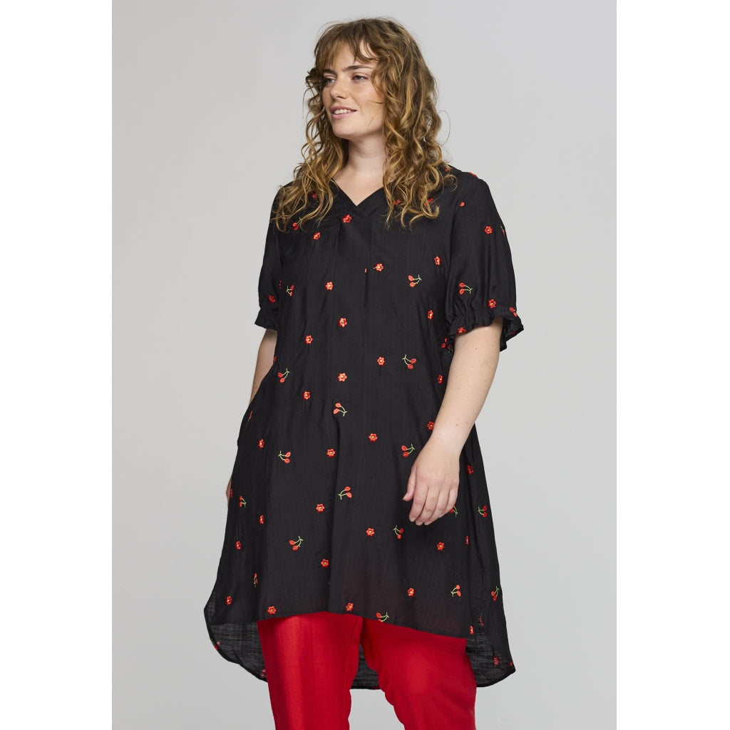Studio SElma Shirt new sleeve Shirt Black with red berry