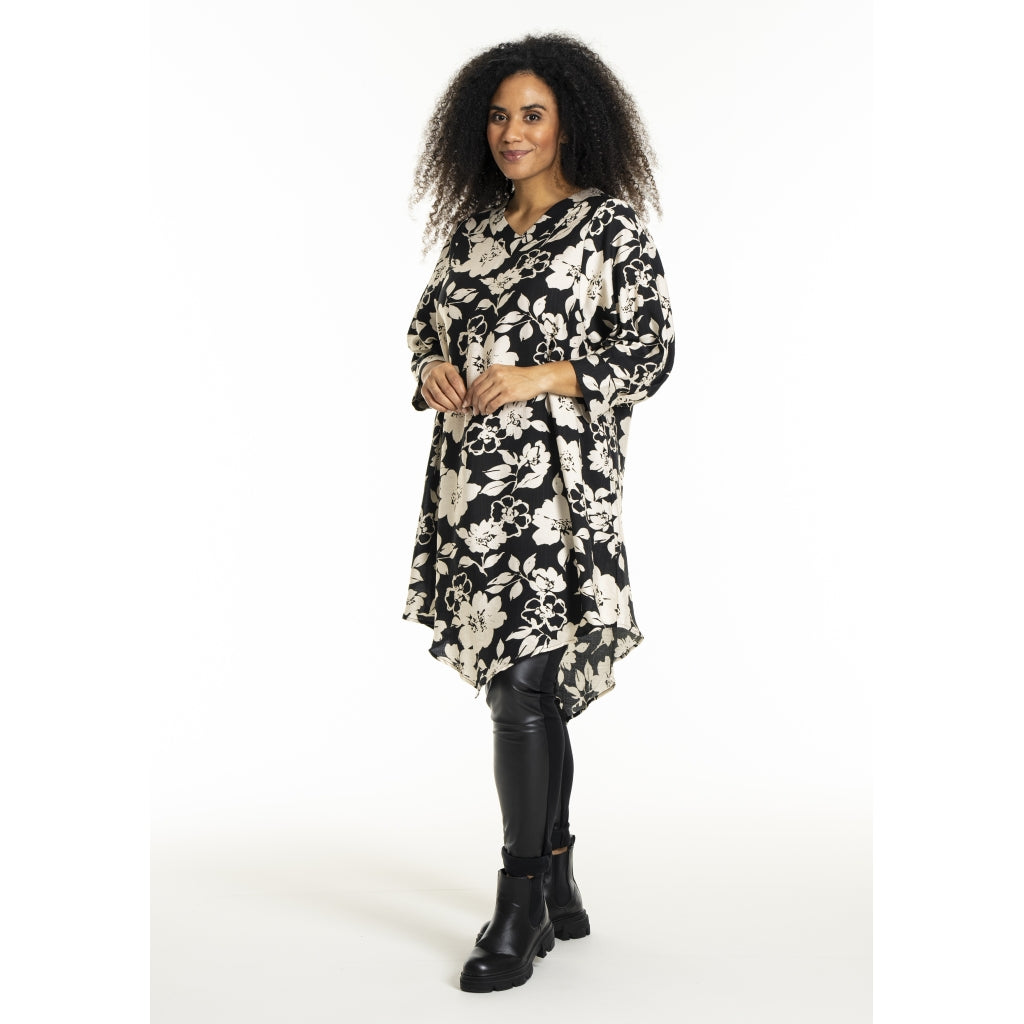 Studio SJuline Tunic Tunic Black with offwhite flower